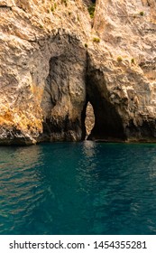 
Natural rocks and grottoes on the sea coast Foto de stock
