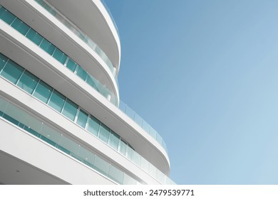 青い空の背景に新規建築、現代的な低角度の建築、コピー空間の外観文字の写真素材