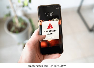 スマートフォンの新しい緊急警告通知。の写真素材