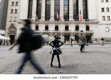 NEW YORK, UNITED STATES - March 10, 2022: The Fearless Girl statue facing the New York Stock Exchange building Foto Stok Editorial