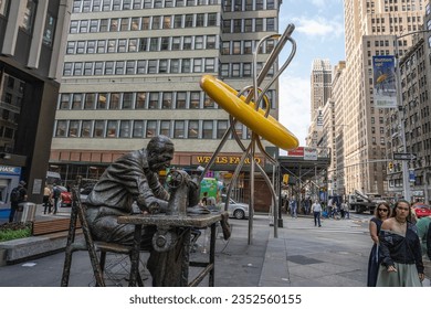 New York, USA - 20. Juli 2023: Der große Knopf und die Skulpturen von Garment Worker im Bekleidungsviertel Manhattan, New York. – Redaktionelles Stockfoto