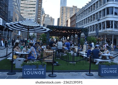 NEW YORK, NY - JUN 23: Chase Sapphire Lounge at Pier 17 in Manhattan, New York, as seen on Jun 23, 2019. Foto Stok Editorial