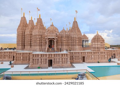 El recién inaugurado BAPS Swaminarayan Hindu Mandir - templo en Abu Dhabi, EAU - 12 de febrero de 2024 Foto de contenido editorial de stock