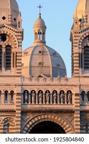 La Nouvelle Cathédrale de la Major avec des sculptures de saints sur la façade, Marseille, Bouches-du-Rhône, Provence-Alpes-Côte d'Azur, France : photo de stock