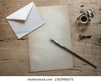 Old Fountain pen, quill pen, postal envelope, old paper blank sheet and vintage inkwell on wooden desk in the old office . Retro style. Conceptual background on history, education, literature topics. Stock-foto