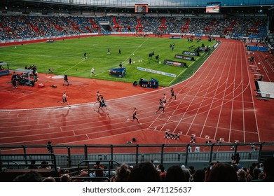 OSTRAVA, CZECHIA, MAY 28, 2024: Professional Track and Field Race, Fans watching Elite Athletes at modern Arena. 400 m sprint Race. Pre race before summer olympics Paris 2024 and European Championship एडिटोरियल स्टॉक फ़ोटो