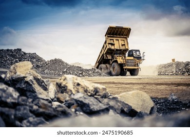 石炭の無煙炭のための大きな黄色の鉱業トラック、オープンピット鉱山産業。の写真素材