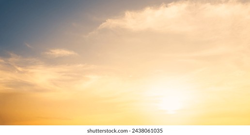 Orange sunrise sky cloud in the morning, Golden Sky Background  Foto Stock