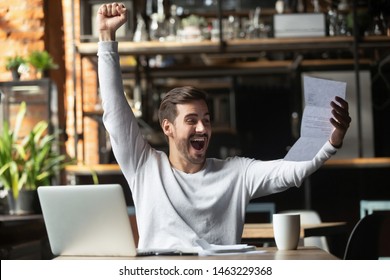 Overjoyed male student studying with laptop in cafe feel euphoric get great news in letter from college, excited man triumph in coffeehouse receive approval or promotional letter correspondence post – Ảnh có sẵn