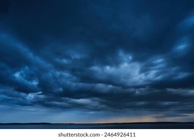 日没の空の背景、明るい雲と昼の空。海の上に美しい雲の写真素材