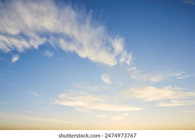 夕空と雲のパノラマ。夕空の背景、日の出の空と明るい雲。海の上の美しい夜の日の出の写真素材
