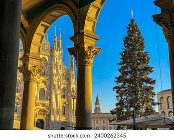 Panorama of Piazza Duomo with New Year and Christmas tree. Albero di Natale with colored lights. City at night. Vacations and shopping. One night ahead. Multi-colored lights.
Milan, Italy, 10.12.2023 Foto stock editoriale