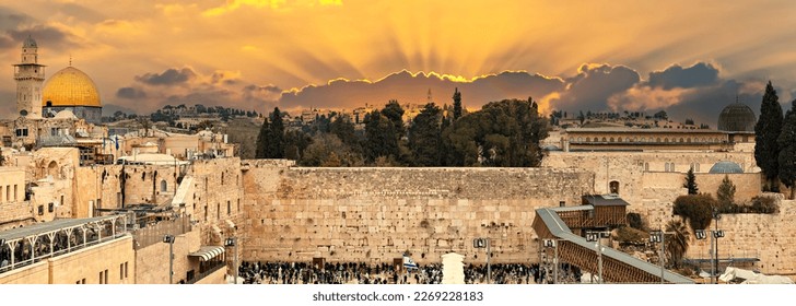 パノラマ。古代の神殿の西壁の遺跡マウントは主要なユダヤ教の聖地であり、世界で最も有名な公共のドメインの場所の一つ，エルサレムの写真素材