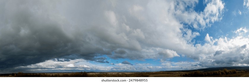山の背景に晴れた嵐の空のパノラマの写真素材