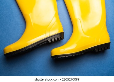 pair of bright yellow rubber boots: stockfoto