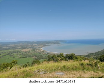 bahía de palangpang vista desde la cima de dharma (área de geopark ciletuh) Foto de stock