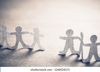Paper human chain with gap space, or blank of missing doll, connection concept 庫存照片