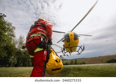 救急医療サービスのヘリコプターに実行されている安全ハーネスとクライミング機器を持つ救急車。テーマの救助、助けと希望。
の写真素材