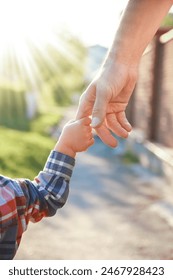 the parent holding the child's hand with a happy background Foto stock