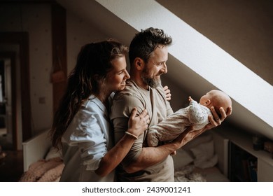 갓 태어난 아기를 안고 있는 부모들. 무조건적인 부성애, 아버지의 날과 어머니의 날 개념. 스톡 사진