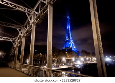 フランス、パリ – 2022年1月19日：象徴的なエッフェル塔は夜にライトアップされ、フランスのパリにあるシャン・ド・マルスでグスタフ・エッフェルがデザインした錬鉄製の格子塔です。のエディトリアル写真素材