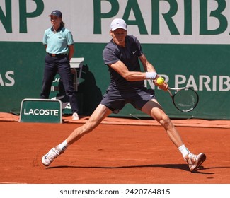 フランス パリ - 2023年6月1日： 2023年にフランスのパリで開催されたドイツのダニエル・アルトマイヤーとの2度目のラウンド戦で、プロのテニス選手であるイタリアのジャンニク・シナーが活躍のエディトリアル写真素材