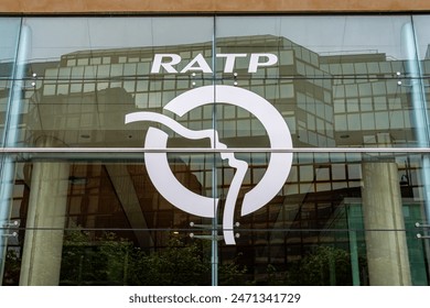 Paris, France - June 2, 2024: Sign and logo on the headquarters of RATP (Régie Autonome des transports Parisiens), public company operating the majority of transport in Paris: metro, bus, tramway – Ảnh có sẵn