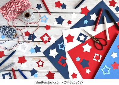 愛国的なクラフトは、カードや装飾を作るための赤い白い青い紙の星を供給しますの写真素材
