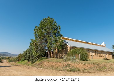 Редакционная стоковая фотография: PAUL ROUX, SOUTH AFRICA, MAY 1, 2019: The Afrikaans Protestant Church in Paul Roux, a small town in the Free State Province