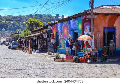 Rute de las Flores, El Salvador - 12 de diciembre de 2023: La gente de El Salvador y los hermosos pueblos de estilo colonial en la ruta. Foto de contenido editorial de stock