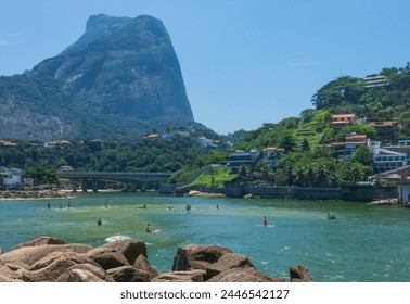 People practicing Stand Up Paddle at Praia dos Amores (Love Beach) in Barra da Tijuca neighborhood. Pedra da Gávea (Rock of the Topsail) in the background.
Rio de Janeiro, Brazil - 10 December 2016. Foto stock editoriale