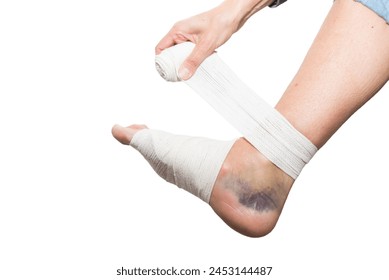 person bandaging foot, sprain, strain, inflammation, medicine Foto stock