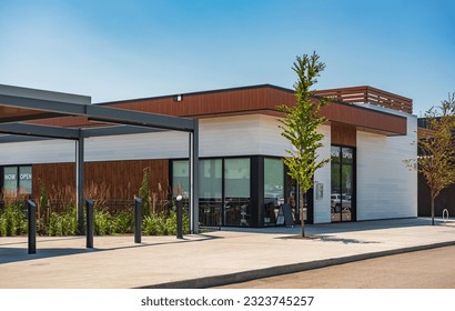 Photo of the mall shopping street in North America. Exterior of a new shopping centre building. Mall complex outdoor. Nobody, street photo Foto stock