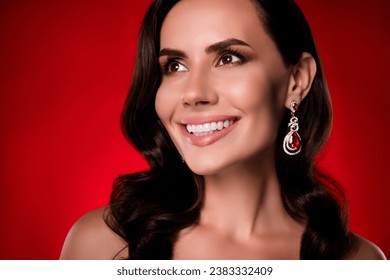 空のスペースを見て歯のような笑顔を漂白キラキラ輝く美しい幸せな女性の写真コピー空間分離濃い赤い色の背景の写真素材