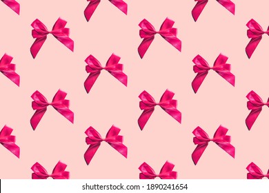 분홍색 배경에 분홍색 활보무늬가 있습니다. 선물 포장 스톡 사진