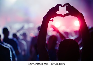 Picture of dancing crowd at music festival Foto stock
