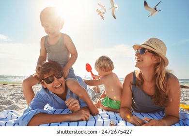 휴가 휴가 휴가 또는 함께 행복 한 가족 주말에 해변에서 피크닉, 편백 또는 아이들과. 아빠, 재미 엄마 또는 아이 바다에서 유대감을 위해 형제나 스페인에서 자연 속에서 놀고 휴식을 위해 스톡 사진
