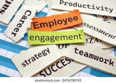 Pieces of paper with words employee engagement. Foto stock