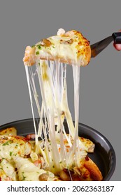 グレイの背景に非常に多くのチーズが溶けているピザの写真素材