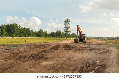 西カリマンタン州ポンティアナック。2024年6月7日午後空き地に掘削機が停まりましたのエディトリアル写真素材