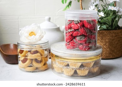 Cookies populaires en Malaisie pendant la célébration de l'Aïd Moubarak (Hari Raya) sur fond blanc et mise au point sélective. : photo de stock