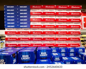 PORT CHARLOTTE, FLORIDA - APRIL 22, 2024 : Budweiser, Bud Light and Bud Zero beer patriotic American flag Memorial Day, 4th of July grocery store supermarket retail display.: dziennikarskie zdjęcie stockowe