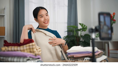 Porträt der jungen asiatischen Geschäftsfrau, die Kleidung verkauft, Live-Streaming auf dem Handy zeigen neue Kollektion Mode Kleidung zum Kunde ,Online Shopping – Stockfoto