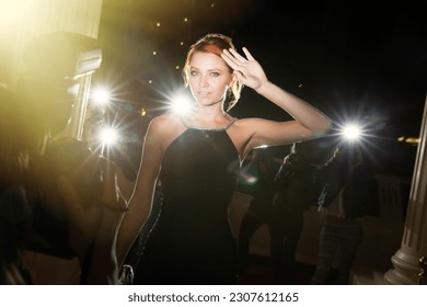 Portrait confident celebrity being photographed by paparazzi at event – Ảnh có sẵn
