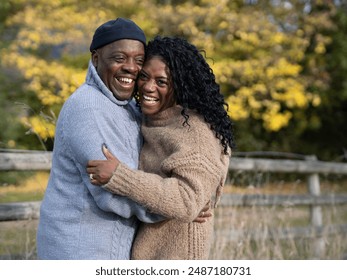 Portrait of couple embracing in nature Foto Stock