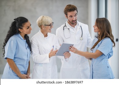Portrait of a diverse team of doctors and nurses standing together and using digital tablet in a hospital. Stockfoto