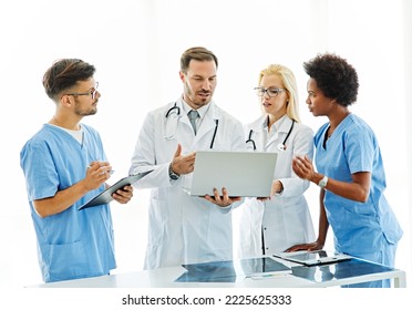 Portrait of a group of doctors and nurses at meeting in hospital Stockfoto