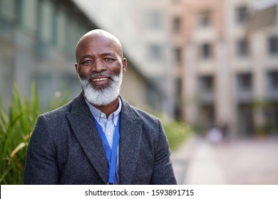 アフリカ系アメリカ人ビジネスマンが都会で幸せに微笑んでいるポートレートの写真素材