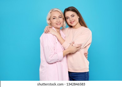 Portrait of mature woman and her daughter on color background Stock-foto