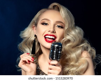 Portrait of pretty blond female singer holding microphone – Ảnh có sẵn